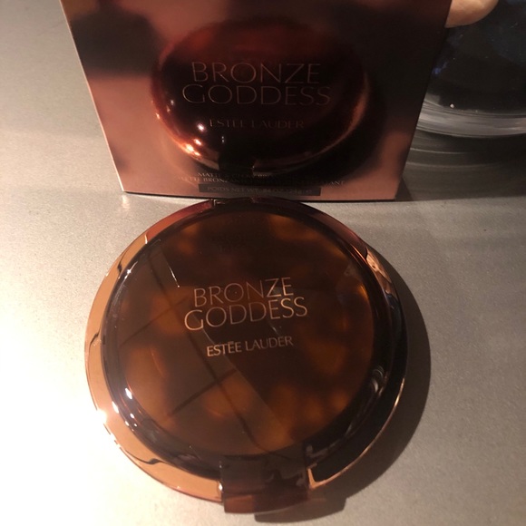 Estée Lauder Bronze Goddess Matte Glow Bronzer - Picture 5 of 6